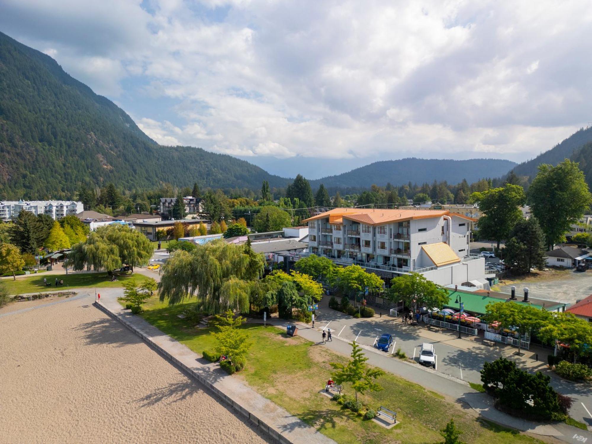 Harrison Beach Hotel Harrison Hot Springs Exterior photo